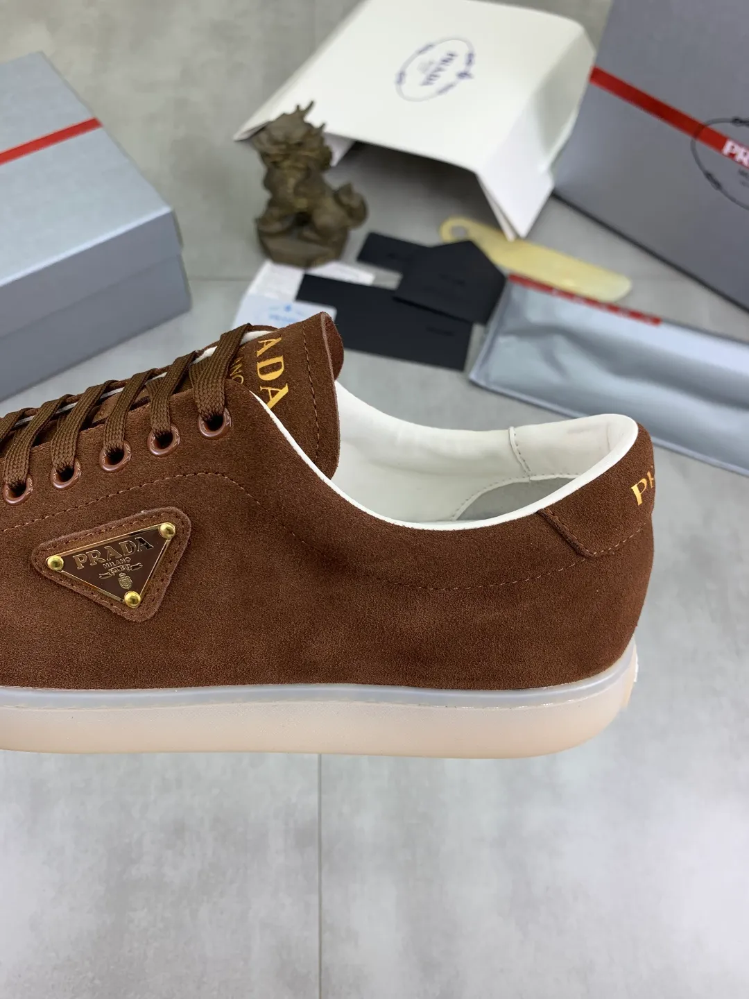 Men's shoes 💰P540💰【New model】The hot model is on the official website, 🆘 The trendy brand (Prada) mainly promotes the hot model, the avant-garde and versatile fashion men's shoes are privately modeled, the cowhide surface is spliced 1:1.. The fashion is simple, the original imported cowhide lining and the cowhide feet; the atmosphere and personality are more fashionable, eye-catching and pursuing class. It will subvert the old idea and be a must-have for fashion trendsetters with you! Must keep it for yourself! Tall and comfortable, large and low, high-end quality workmanship. Size: 38-45; 3️⃣colors available.